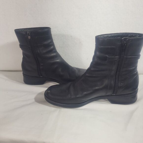 Clarks Black Leather Low Heel Ankle Boot sz 8 1/2 - Picture 2 of 6